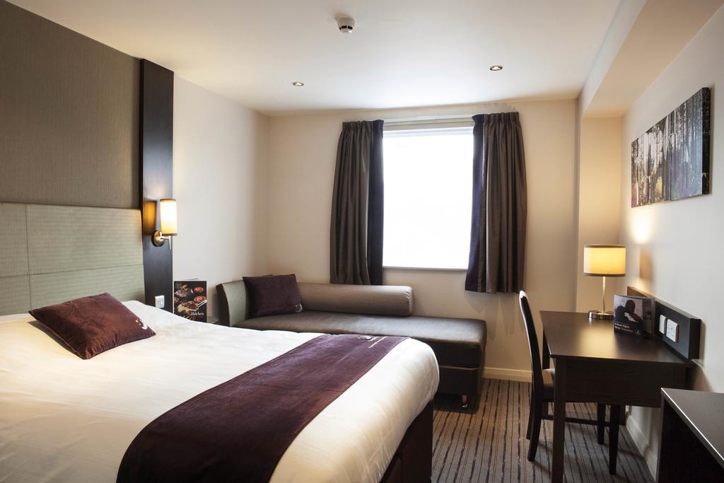 Premier Inn Peterborough - Ferry Meadows Bagian luar foto